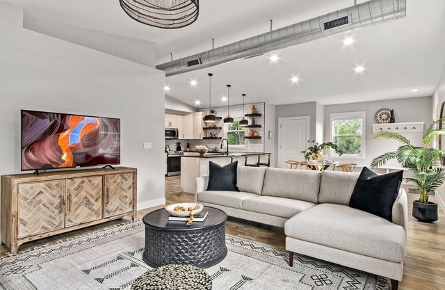 Spacious Downtown Apartment – Walk to Old Town FC!