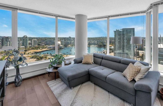 Spacious DT 2-BDR High-rise with view, pool, gym