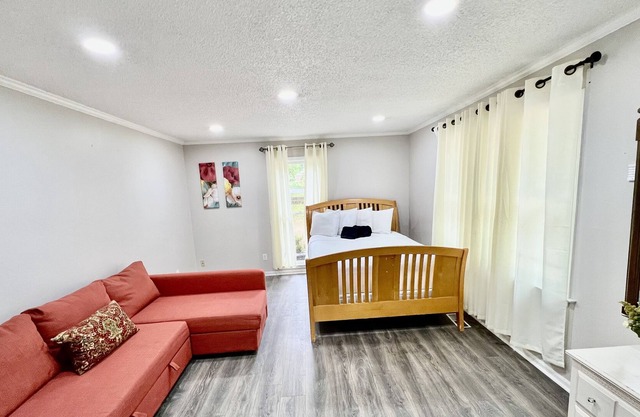 Spacious East-Cobb Marietta Home-Sleeps-15 guest-15 Min to ATL-25 Min to Airport