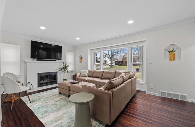 Spacious family-friendly 4 BD home- AC, ping pong, by downtown Royal Oak, Zoo