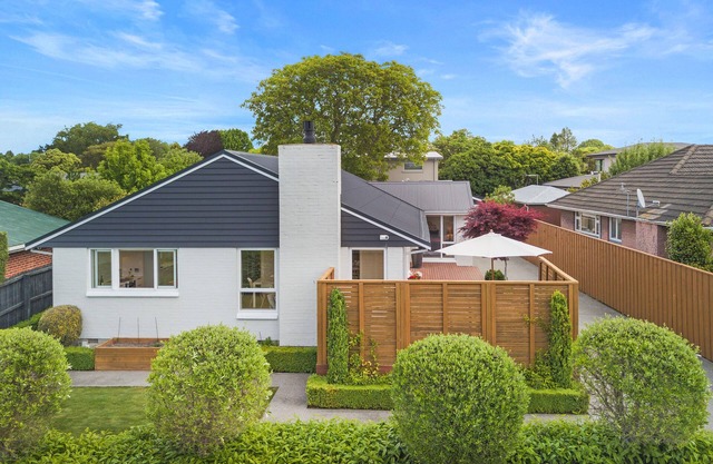 Spacious, Family-Friendly, 4BR, Home & Garden near Airport