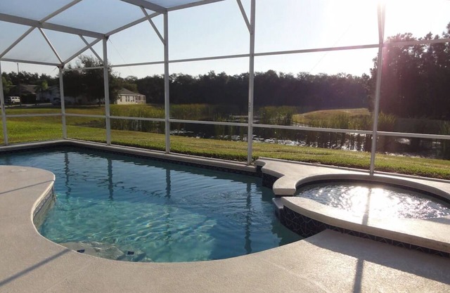 Spacious & family friendly Lakeside Villa with pool & spa
