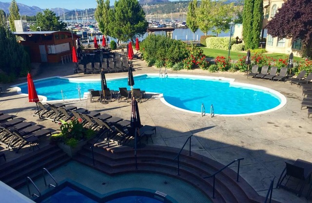 Spacious Family Friendly 2 Bedroom Vacation Suite on the Lake