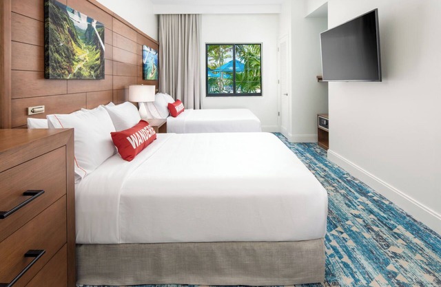 Spacious Family-Friendly Suite with Kitchen and Pool