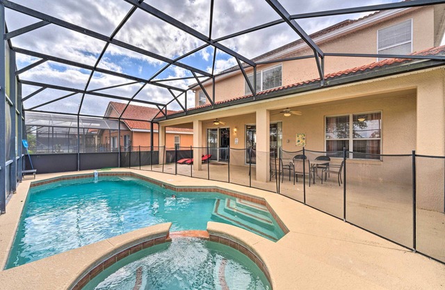 Spacious Family Home w/Spa in Davenport!