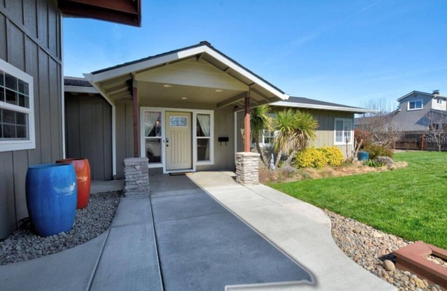Spacious Family Home w/Hot Tub! Medford, OR