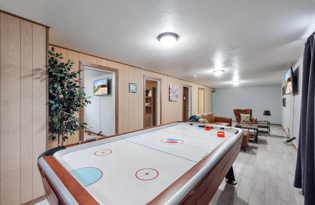 Spacious family home with Hockey Table & Huge Yard Escape