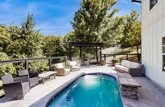Spacious family retreat w/pool, BBQ grill, patio, deck, near Beaver Lake