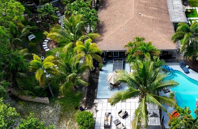 Spacious Family Pool House Near Beach W/Games!