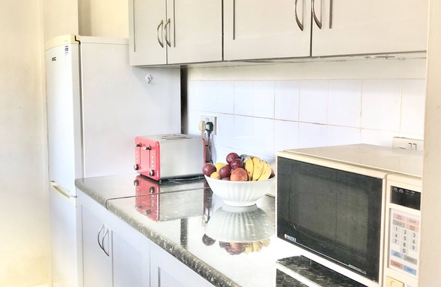 Spacious Flat - 5 minute walk to Tube