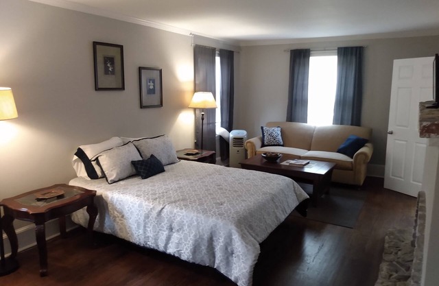 Spacious Four-bedroom house in charming Charlotte, Prime Location!