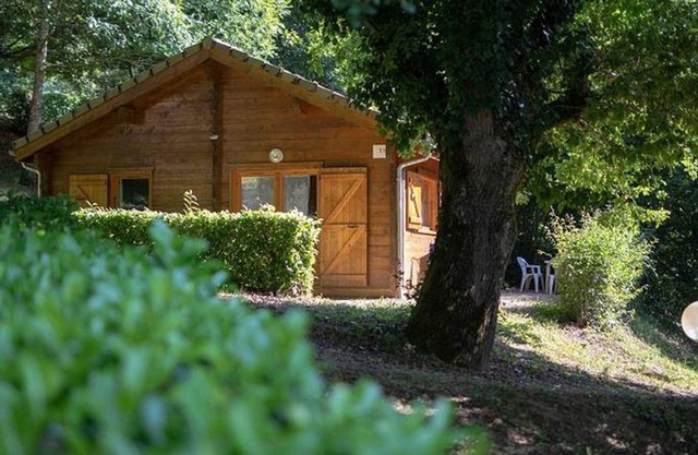 Spacious chalet for 8 with terrace in Sauveterre-de-Rouergue