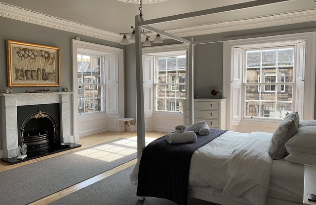 Spacious Georgian Double Upper Apartment a pleasant walk from Old Town & Castle