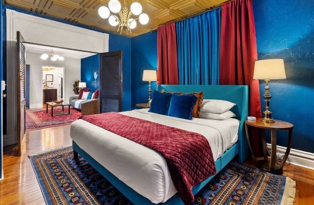 Spacious getaway in Little Italy with Parking