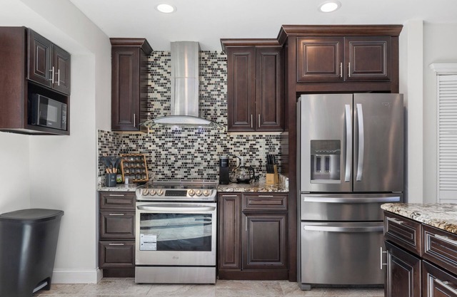 SPACIOUS Getaway [4BR QBED] Free Parking! [12mi- DC]