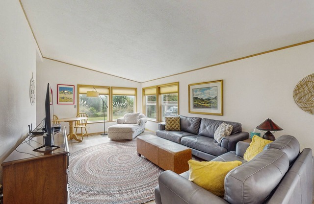 Spacious getaway w/marvelous bay and beach views, jetted tub, & gas grill