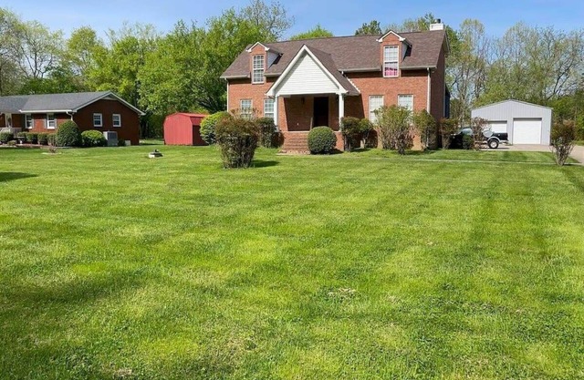 Spacious Hendersonville Home – Sleeps 7, Prime Location!