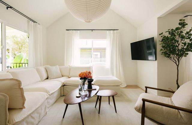 Spacious Highland Park 4 Bedroom Oasis