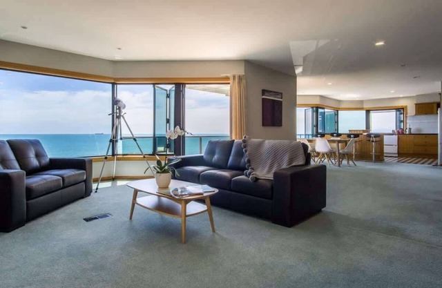 Spacious Holiday House with Ocean Views