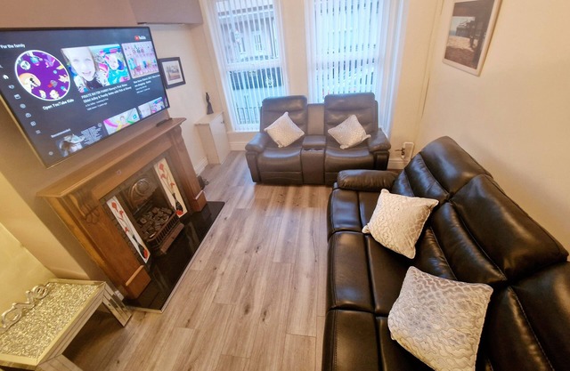 Spacious Home, 15 drive to Liverpool City Centre
