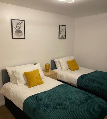 Spacious Home, Garden, in Harlow, Comfy for Contractors & Relocators