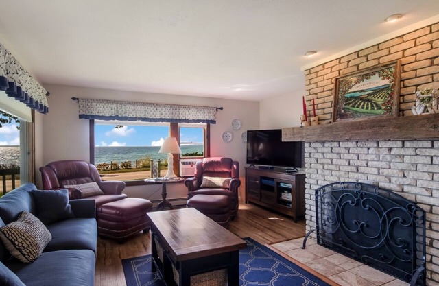 Spacious home in Omena. Pet friendly. Short walk to beach.