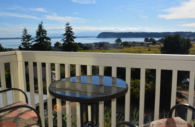 Spacious home overlooking Useless Bay; walk to beach - we now have 1 Gig Wi-fi!
