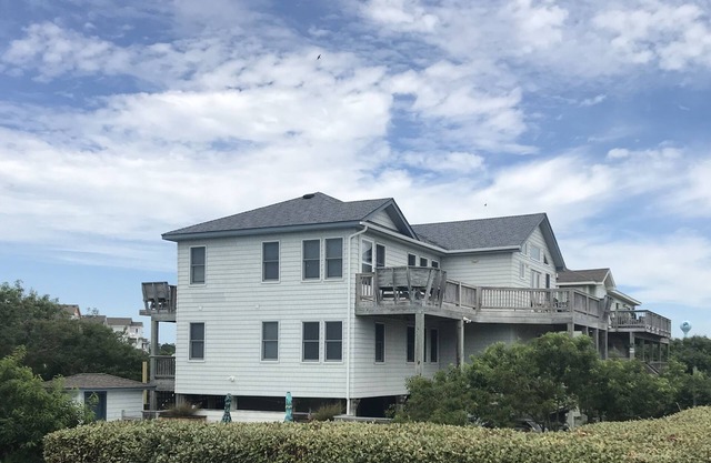 Spacious home,saltwater heated pool, game room, volleyball,ocean views & Tennis