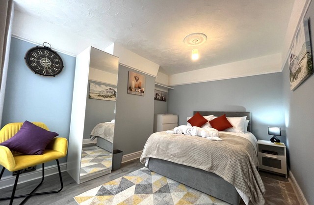 Spacious home sleeps 8 Nr Etihad CoOp Live & City