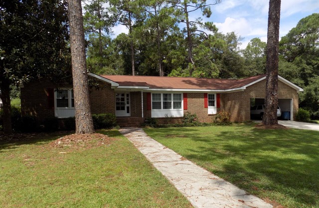 Spacious home Sleeps 12! - 7 min to GA Nat. Fairgrounds & 30 mins to RAFB