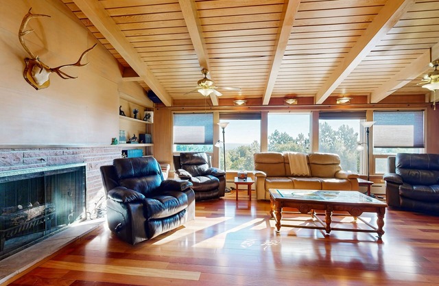 Spacious home with great views, patio & game room - nestled in the moutain