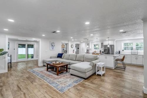 Spacious Home w Pool-Tucked Away in Jax Beach