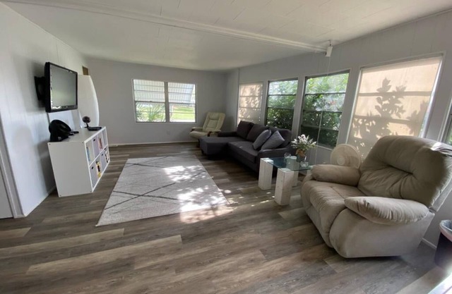 Spacious Home. Walking distance to the supermarket! 10 minutes from the beach!