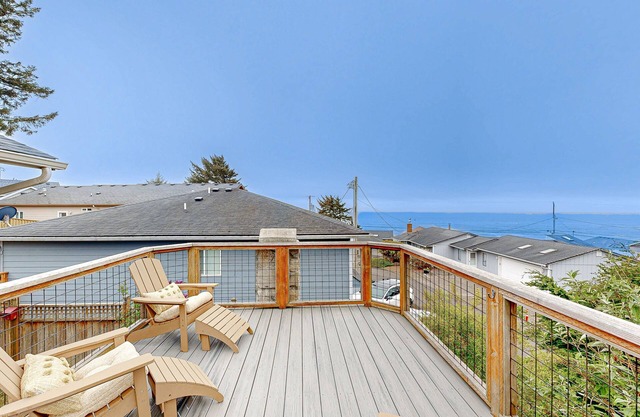 Spacious home with Ocean Views, game room, office, deck/patio & grill - dogs ok