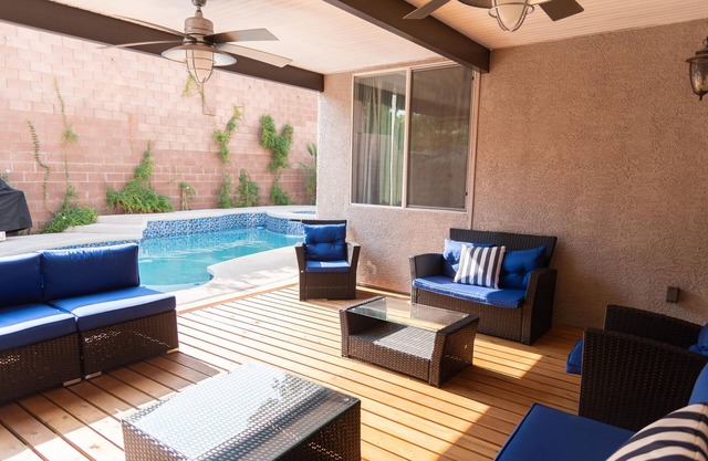 Spacious Home with privatePool & covered partio, chef's kitchen, 10min to dwtn