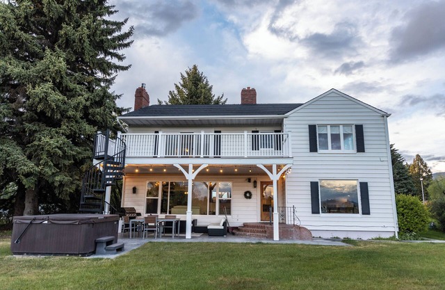 Spacious Home with Stunning Mountain and Golf Course View’s!