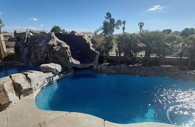 Spacious Home with incredible Pool/slide and jaquzzi.Great River & Casino Fun.n