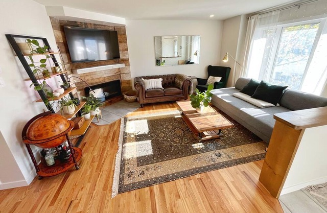 Spacious HOUSE 2 bed, 3 Bath with Parking