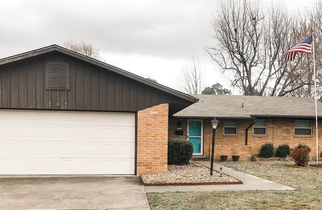 Spacious House in the Heart of NW AR w/Office and Game Room