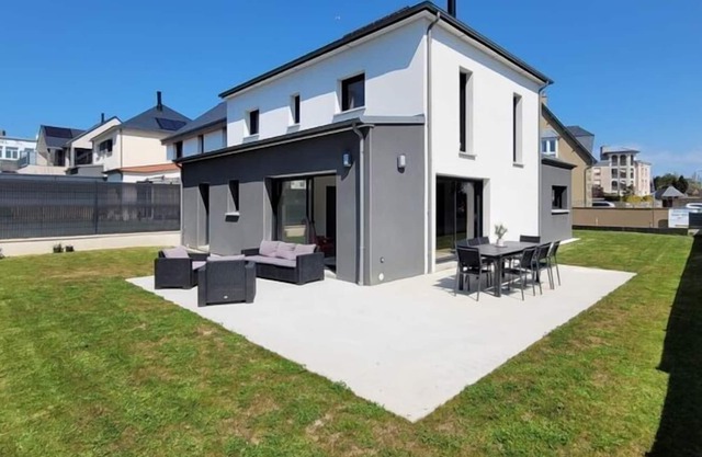 Spacious house with garden in Rothéneuf district