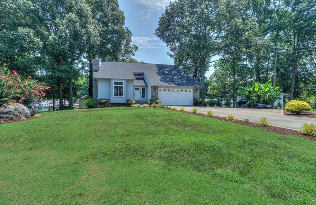 Spacious Lake Front 5-bedroom house on Lake Norman with WiFi