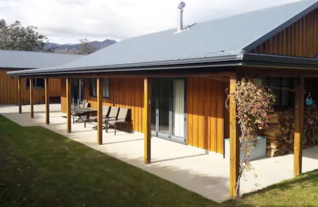 Spacious Lake Hawea Home- 15 Mins from Wanaka