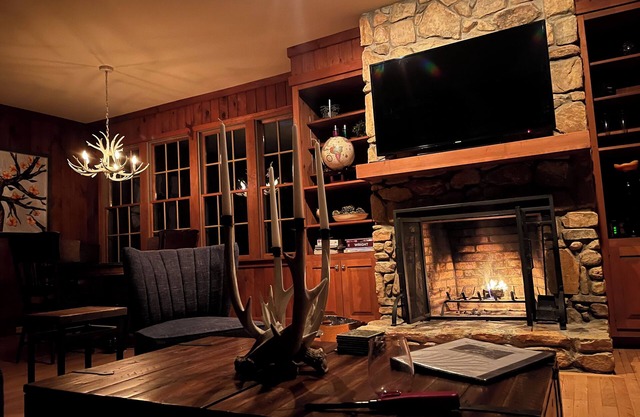 SPACIOUS LAKE LANIER LAKE HOUSE RETREAT WITH TESLA CHARGING 25 MIN FROM TIEC