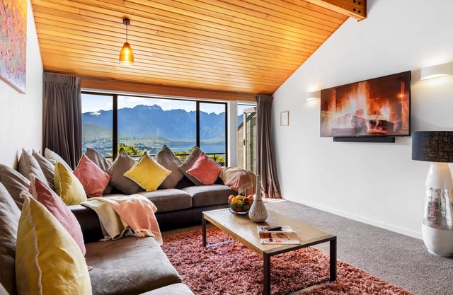 SPACIOUS LAKE VIEW LUXURY SPA TOWNHOUSE WALK TO TOWN