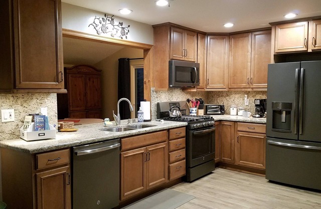 Spacious Lake View Mountain Escape. Open Concept. Gas Fireplace, A/C, EV Outlet