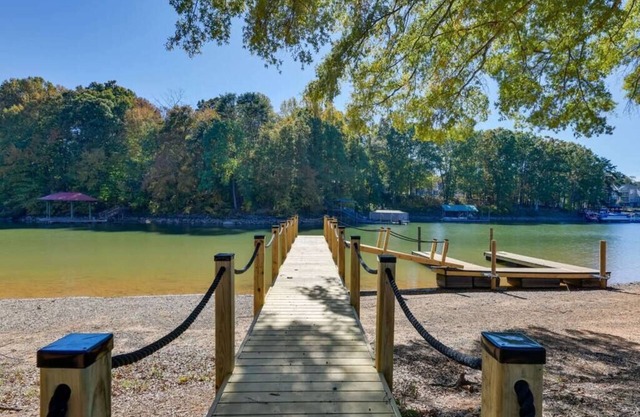 Spacious Lakefront Retreat, Enjoy Dock and Pool