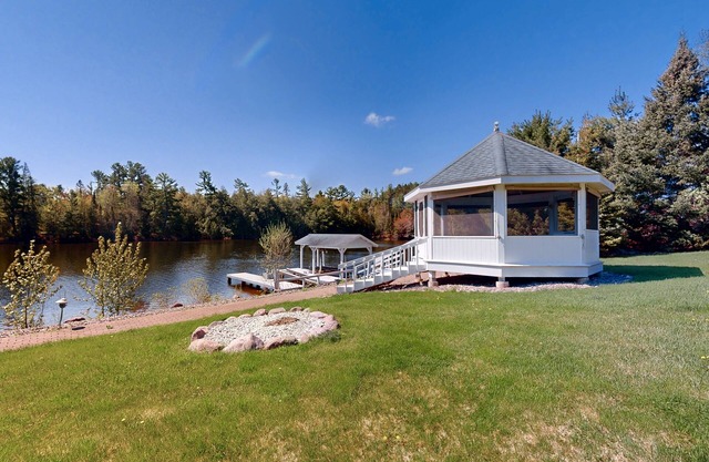 Spacious lakeside retreat near golf, trails & downtown, your perfect getaway!