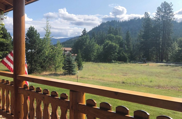 Spacious Leavenworth Log Home in a Peaceful Setting