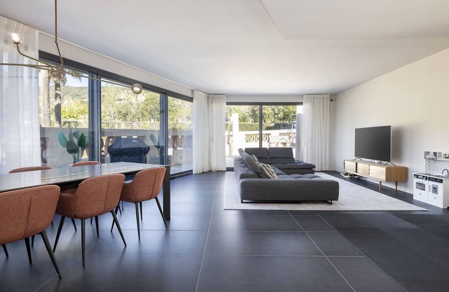 Spacious, Light-Filled Haven in Prestigious Sarria - Casa Grases