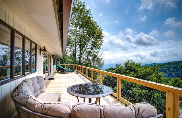 Spacious lodge with magnificent mountain views, fireplace and hot tub.